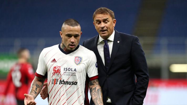 MILAN, ITALY - MAY 16: Radja Nainggolan of Cagliari Calcio speaks with Leonardo Semplici, Head Coach of Cagliari Calcio during the Serie A match between AC Milan and Cagliari Calcio at Stadio Giuseppe Meazza on May 16, 2021 in Milan, Italy. Sporting stadiums around Italy remain under strict restrictions due to the Coronavirus Pandemic as Government social distancing laws prohibit fans inside venues resulting in games being played behind closed doors. (Photo by Marco Luzzani/Getty Images) Semplici: “Occhio a questo 2003! Nandez, Nainggolan, Strootman, Pereiro: dico tutto” - immagine 1