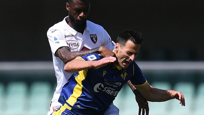 VERONA, ITALY - MAY 09: NIkola Kalinic of Hellas Verona competes for the ball with Nicolas Nkoulou of Torino FC during the Serie A match between Hellas Verona FC and Torino FC at Stadio Marcantonio Bentegodi on May 09, 2021 in Verona, Italy. Sporting stadiums around Italy remain under strict restrictions due to the Coronavirus Pandemic as Government social distancing laws prohibit fans inside venues resulting in games being played behind closed doors. (Photo by Alessandro Sabattini/Getty Images) VERONA, ITALY - MAY 09: NIkola Kalinic of Hellas Verona competes for the ball with Nicolas Nkoulou of Torino FC during the Serie A match between Hellas Verona FC and Torino FC at Stadio Marcantonio Bentegodi on May 09, 2021 in Verona, Italy. Sporting stadiums around Italy remain under strict restrictions due to the Coronavirus Pandemic as Government social distancing laws prohibit fans inside venues resulting in games being played behind closed doors. (Photo by Alessandro Sabattini/Getty Images)