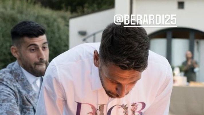 Benassi che fai? Il viola schianta in piscina Berardi durante il suo compleanno 