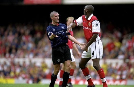 22 Aug 1999: Roy Keane of Manchester United clashes with Patrick Vieira of Arsenal during the FA Carling Premiership match against Arsenal played at Highbury in London, England. The match finished in a 2-1 win to Manchester United. Mandatory Credit:Clive Brunskill /Allsport Vieira, mani in tasca per non toccare la maglia di Keane : “Rapporto di odio e amore, ma ero più forte io” - immagine 1