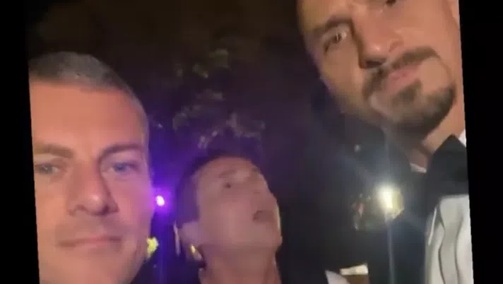 Zlatan Ibrahimovic (attaccante del Milan) scherza con il comico Pintus (credits: Instagram Pintus)
