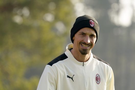 CAIRATE, ITALY - JANUARY 20: Zlatan Ibrahimovic looks during an AC Milan training session at Milanello on January 20, 2022 in Cairate, Italy. (Photo by Pier Marco Tacca/AC Milan via Getty Images) ibrahimovic