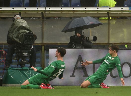 GENOA, ITALY - FEBRUARY 16: Federico Chiesa and Dusan Vlahovic of ACF Fiorenitina celebrate after goal 0-5 during the Serie A match between UC Sampdoria and ACF Fiorentina at Stadio Luigi Ferraris on February 16, 2020 in Genoa, Italy. (Photo by Paolo Rattini/Getty Images) Tra soldi e sentimento, il derby di Corvino: flop e plusvalenze- immagine 2