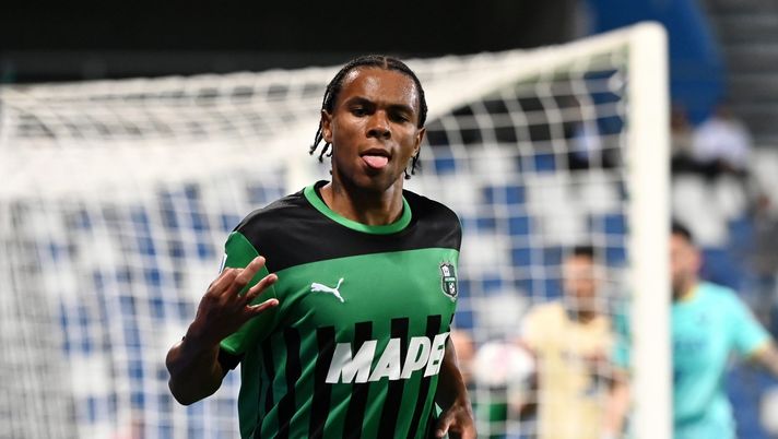 REGGIO NELL'EMILIA, ITALY - OCTOBER 24: Armand Lauriente of US Sassuolo celebrates after scoring their side's first goal during the Serie A match between US Sassuolo and Hellas Verona at Mapei Stadium - Citta' del Tricolore on October 24, 2022 in Reggio nell'Emilia, Italy. (Photo by Alessandro Sabattini/Getty Images) Laurientè