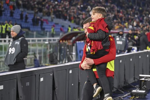 ROME, ITALY - JANUARY 12: AS Roma player Andrea Belotti with a fan during the Coppa Italia match between AS Roma and Genoa CFC at Stadio Olimpico on January 12, 2023 in Rome, Italy. (Photo by Fabio Rossi/AS Roma via Getty Images) Belotti guarda Roma-Fiorentina dalla panchina e riflette: i Viola ci provano- immagine 2