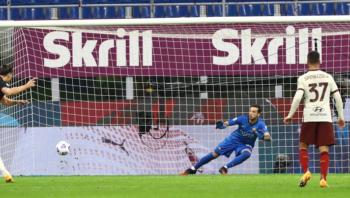 MILAN, ITALY - OCTOBER 26:  Zlatan Ibrahimovic (L) of AC Milan scores his second goal from the penalty spot during the Serie A match between AC Milan and AS Roma at Stadio Giuseppe Meazza on October 26, 2020 in Milan, Italy.  (Photo by Marco Luzzani/Getty Images) 