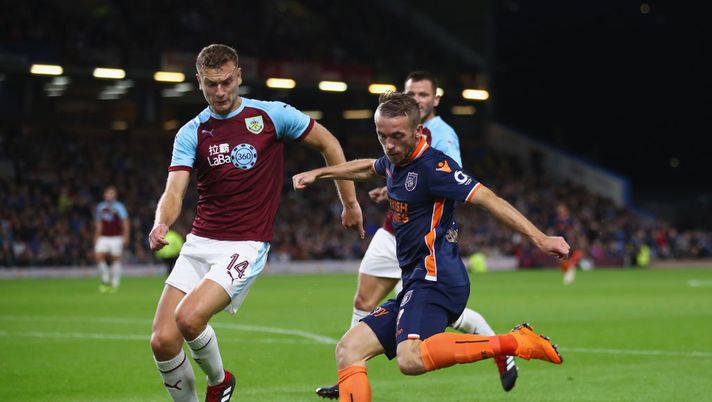 BURNLEY, ENGLAND - AUGUST 16: Edin Visca of Istanbul Basaksehir shoots as Ben Gibson of Burnley challenges during the UEFA Europa League third round qualifier second leg between Burnley and Istanbul Basaksehir at Turf Moor on August 16, 2018 in Burnley, England. (Photo by Clive Brunskill/Getty Images) BURNLEY, ENGLAND - AUGUST 16: Edin Visca of Istanbul Basaksehir shoots as Ben Gibson of Burnley challenges during the UEFA Europa League third round qualifier second leg between Burnley and Istanbul Basaksehir at Turf Moor on August 16, 2018 in Burnley, England. (Photo by Clive Brunskill/Getty Images)