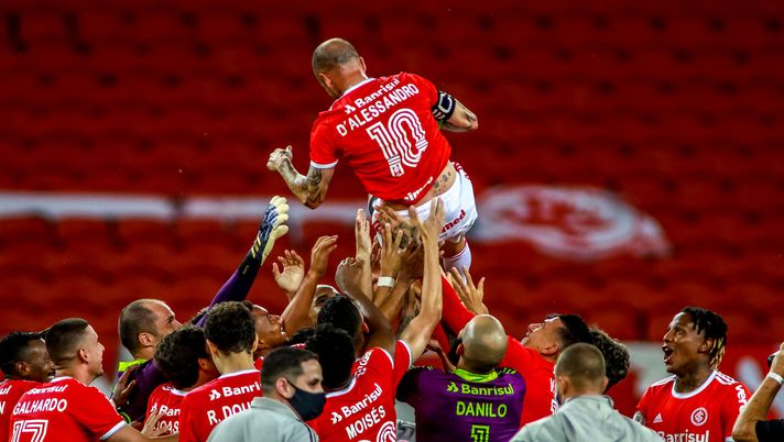 PORTO ALEGRE, BRAZIL - DECEMBER 19: Teammates throw Andrés D'Alessandro Of Internacional after his last match in the club against Palmeiras as part of Brasileirao Series A 2020 at Beira Rio Stadium on December 19, 2020, in Porto Alegre, Brazil. (Photo by Silvio Avila/Getty Images) PORTO ALEGRE, BRAZIL - DECEMBER 19: Teammates throw Andrés D'Alessandro Of Internacional after his last match in the club against Palmeiras as part of Brasileirao Series A 2020 at Beira Rio Stadium on December 19, 2020, in Porto Alegre, Brazil. (Photo by Silvio Avila/Getty Images)