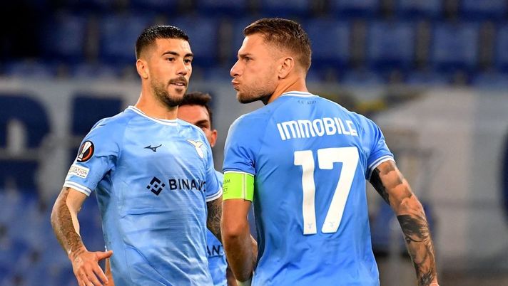 Lazio's Italian forward Ciro Immobile (R) celebrates scoring his team's first goal during the Europa League Group F football match between Lazio (ITA) and Sturm Graz (AUT) at The Stadio Olympico in Rome on October 13, 2022. (Photo by Tiziana FABI / AFP) (Photo by TIZIANA FABI/AFP via Getty Images) Lazio, Sarri si affida ai titolari: la probabile formazione con Immobile e Zaccagni - immagine 1
