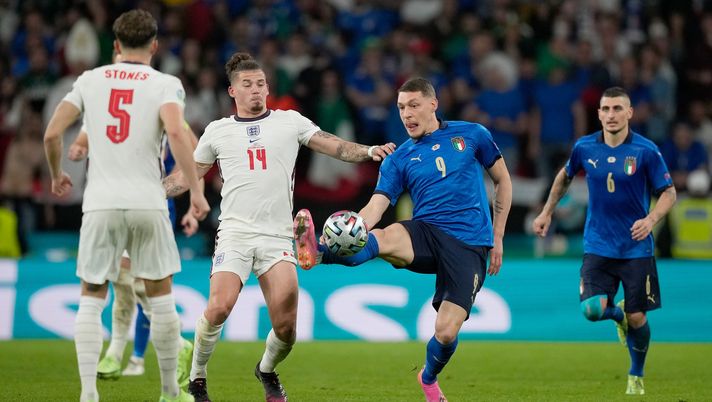 LONDON, ENGLAND - JULY 11: Andrea Belotti of Italy stretches for the ball whilst under pressure from Kalvin Phillips of England during the UEFA Euro 2020 Championship Final between Italy and England at Wembley Stadium on July 11, 2021 in London, England. (Photo by Frank Augstein - Pool/Getty Images) LONDON, ENGLAND - JULY 11: Andrea Belotti of Italy stretches for the ball whilst under pressure from Kalvin Phillips of England during the UEFA Euro 2020 Championship Final between Italy and England at Wembley Stadium on July 11, 2021 in London, England. (Photo by Frank Augstein - Pool/Getty Images)