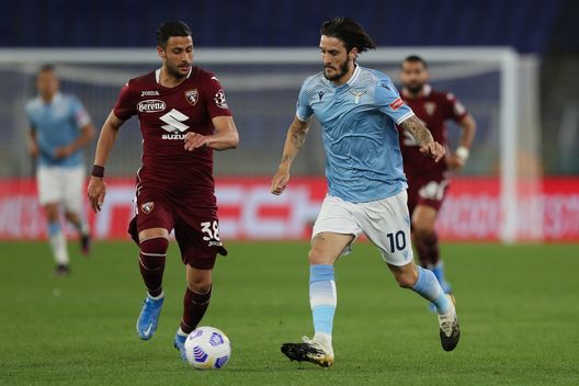  ROME, ITALY - MAY 18: Luis Alberto of S.S. Lazio battles for possession with Rolando Mandragora of Torino FC during the Serie A match between SS Lazio and Torino FC at Stadio Olimpico on May 18, 2021 in Rome, Italy. Sporting stadiums around Italy remain under strict restrictions due to the Coronavirus Pandemic as Government social distancing laws prohibit fans inside venues resulting in games being played behind closed doors. (Photo by Paolo Bruno/Getty Images) 