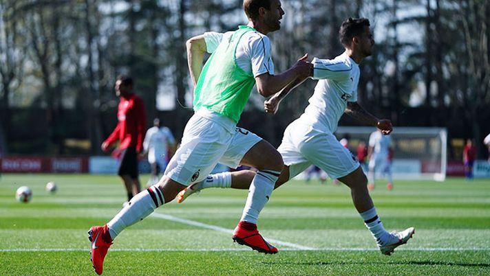 Ivan Strinic e Jesus Suso, calciatori del Milan, in allenamento a Milanello (credits: acmilan.com) Ivan Strinic e Jesus Suso, calciatori del Milan, in allenamento a Milanello (credits: acmilan.com)