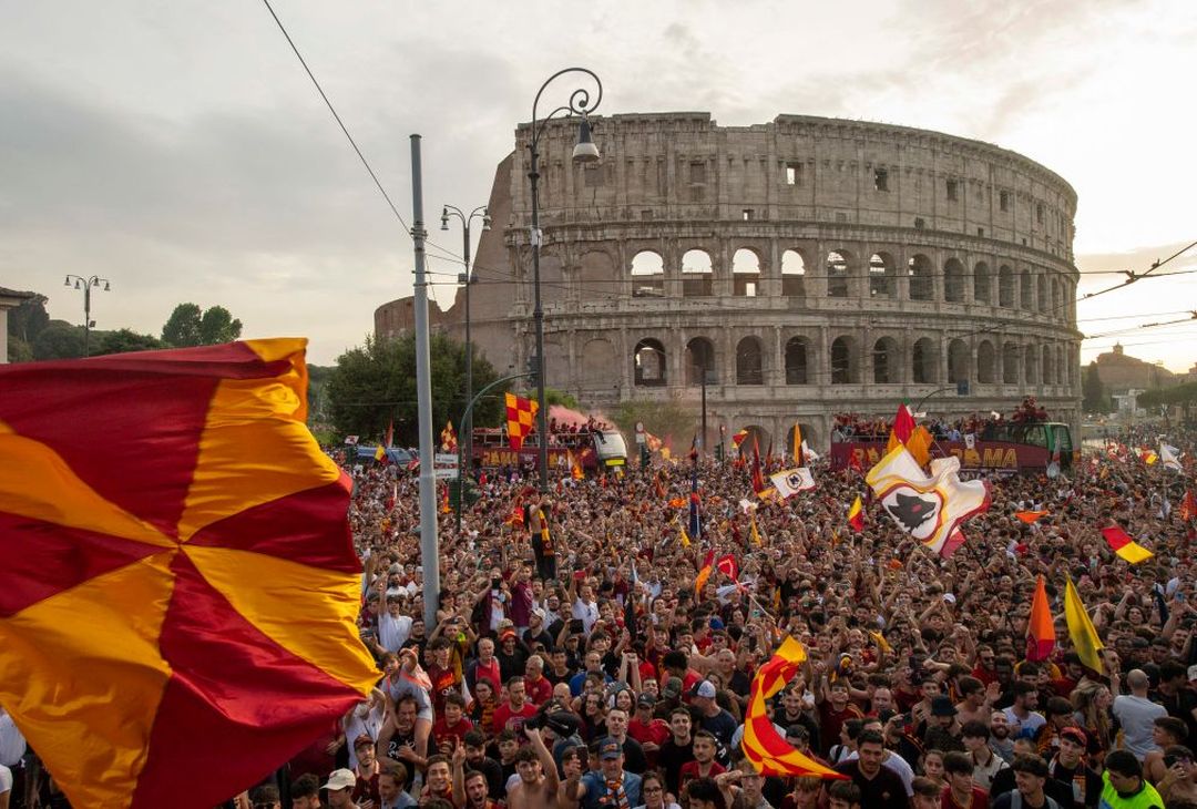 Roma, il popolo giallorosso in festa visto dal pullman della squadra – FOTO GALLERY - immagine 19