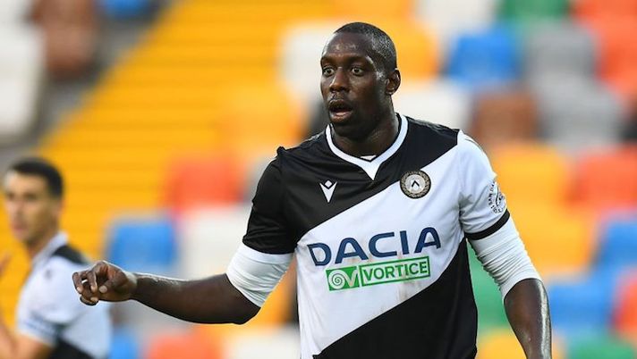 UDINE, ITALY - SEPTEMBER 30: Stefano Okaka of Udinese Calcio looks on during the Serie A match between Udinese Calcio and Spezia Calcio at Dacia Arena on September 30, 2020 in Udine, Italy. (Photo by Alessandro Sabattini/Getty Images) L’Udinese cambia senza De Paul: dal centrocampo a Okaka, le novità di formazione - immagine 1