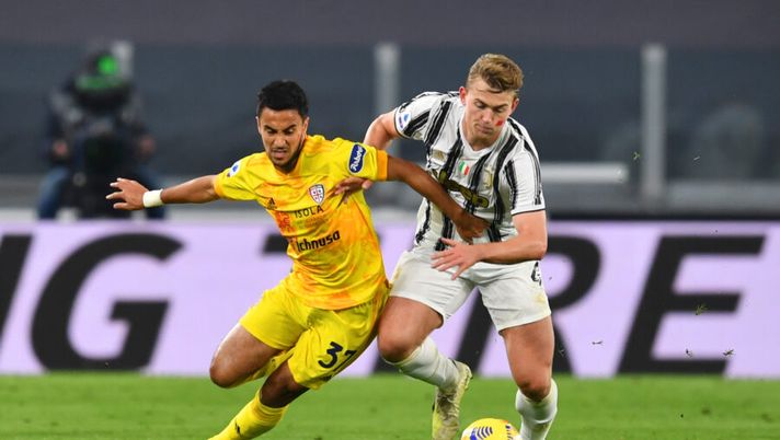 TURIN, ITALY - NOVEMBER 21: Adam Ounas of Cagliari Calcio battles for possession with Matthijs De Ligt of Juventus during the Serie A match between Juventus and Cagliari Calcio at Allianz Stadium on November 21, 2020 in Turin, Italy. Football Stadiums around Europe remain empty due to the Coronavirus Pandemic as Government social distancing laws prohibit fans inside venues resulting in fixtures being played behind closed doors. (Photo by Valerio Pennicino/Getty Images) Cagliari, la Gazzetta: “Ounas potrà tornare subito indietro. Schone non è un colpo facile” - immagine 1