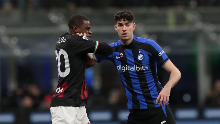 MILAN, ITALY - FEBRUARY 05: Alessandro Bastoni of FC Internazionale in action, battles for the ball with Pierre Kalulu of AC Milan during the Serie A match between FC Internazionale and AC MIlan at Stadio Giuseppe Meazza on February 05, 2023 in Milan, Italy. (Photo by Emilio Andreoli - Inter/Inter via Getty Images) Milan, senza Kalulu possibile ritorno alla difesa a quattro? - immagine 1
