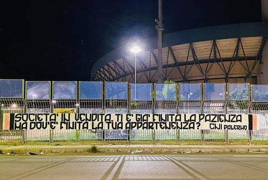Palermo, altro striscione ultras contro Mirri ed il club: “Società in vendita, ti è già finita la pazienza? Dov’è finita la tua appartenenza?” Palermo, altro striscione ultras contro Mirri ed il club: “Società in vendita, ti è già finita la pazienza? Dov’è finita la tua appartenenza?”