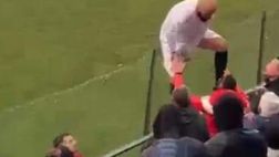 Derby delle Petralie, un calciatore aggredisce un tifoso “alla Cantona”