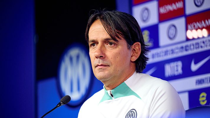 COMO, ITALY - JANUARY 03: Head Coach Simone Inzaghi of FC Internazionale speaks with the media during the press conference to present FC Internazionale Milano v Napoli on January 03, 2023 in Como, Italy. (Photo by Mattia Ozbot - Inter/Inter via Getty Images) Supercoppa derby, la Lega gli cambia l’hotel: e Simone Inzaghi si infuria… - immagine 1