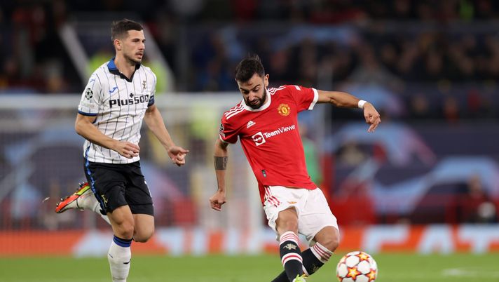 MANCHESTER, ENGLAND - OCTOBER 20: Bruno Fernandes of Manchester United passes the ball whilst under pressure from Remo Freuler of Atalanta during the UEFA Champions League group F match between Manchester United and Atalanta at Old Trafford on October 20, 2021 in Manchester, England. (Photo by Naomi Baker/Getty Images) MANCHESTER, ENGLAND - OCTOBER 20: Bruno Fernandes of Manchester United passes the ball whilst under pressure from Remo Freuler of Atalanta during the UEFA Champions League group F match between Manchester United and Atalanta at Old Trafford on October 20, 2021 in Manchester, England. (Photo by Naomi Baker/Getty Images)