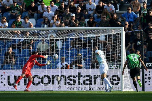 Uno dei due gol di Edin Dzeko in Sassuolo-Inter 1-2 (Serie A 2022-2023) | News (Getty Images) Sassuolo Inter 1-2 gol Dzeko Serie A 2022-2023