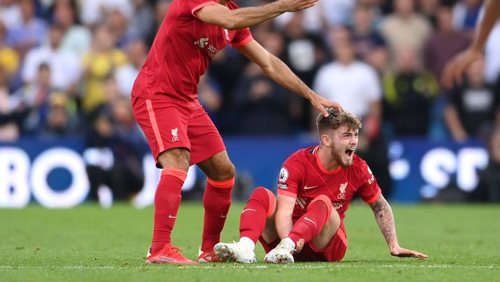 LEEDS, ENGLAND - SEPTEMBER 12: Harvey Elliott of Liverpool reacts as he looks to be injured as Mohamed Salah of Liverpool calls for medical attention during the Premier League match between Leeds United and Liverpool at Elland Road on September 12, 2021 in Leeds, England. (Photo by Laurence Griffiths/Getty Images) I tifosi del Liverpool rispondono all’agente di Salah: “Se non possiamo permettercelo, buona fortuna al PSG!” - immagine 1