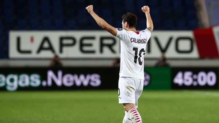 BERGAMO, ITALY - MAY 23: Hakan Calhanoglu of AC Milan celebrates a victory at the end of the Serie A match between Atalanta BC and AC Milan at Gewiss Stadium on May 23, 2021 in Bergamo, Italy. Sporting stadiums around Italy remain under strict restrictions due to the Coronavirus Pandemic as Government social distancing laws prohibit fans inside venues resulting in games being played behind closed doors. (Photo by Marco Luzzani/Getty Images) BERGAMO, ITALY - MAY 23: Hakan Calhanoglu of AC Milan celebrates a victory at the end of the Serie A match between Atalanta BC and AC Milan at Gewiss Stadium on May 23, 2021 in Bergamo, Italy. Sporting stadiums around Italy remain under strict restrictions due to the Coronavirus Pandemic as Government social distancing laws prohibit fans inside venues resulting in games being played behind closed doors. (Photo by Marco Luzzani/Getty Images)