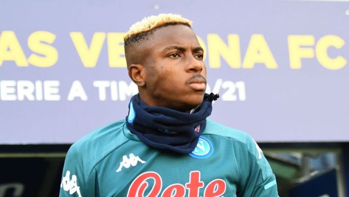VERONA, ITALY - JANUARY 24: Victor Osimhen of SSC Napoli looks on during the Serie A match between Hellas Verona FC and SSC Napoli at Stadio Marcantonio Bentegodi on January 24, 2021 in Verona, Italy. (Photo by Alessandro Sabattini/Getty Images) Gazzetta: “Mertens e Osimhen ora in condizioni carenti, ancora fuori e senza rischi” - immagine 1
