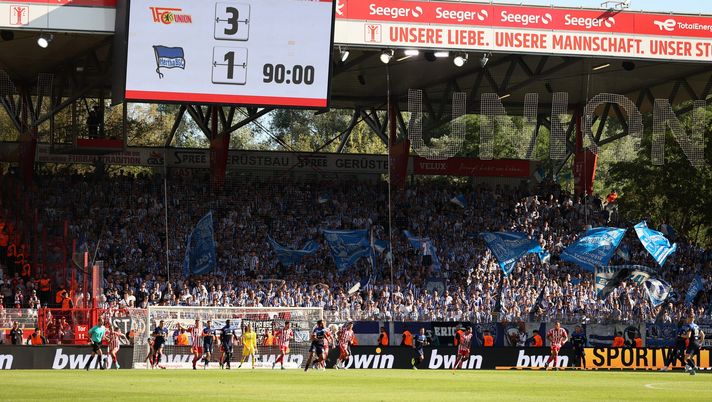 BERLIN, GERMANY - AUGUST 06: A general view of the inside of the stadium as the LED Screen displays the scoreline of 3-1 in favour of 1.FC Union Berlin during the Bundesliga match between 1. FC Union Berlin and Hertha BSC at Stadion an der alten Försterei on August 06, 2022 in Berlin, Germany. (Photo by Martin Rose/Getty Images) DERBY BERLINO MULTE SALATE