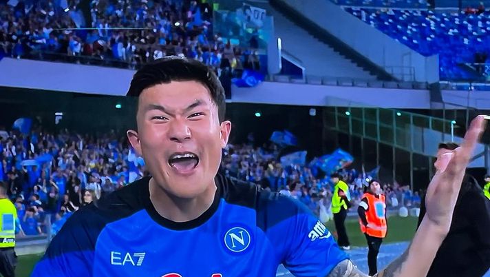 VIDEO Kim scatenato durante i festeggiamenti: e parla anche in italiano! kim napoli