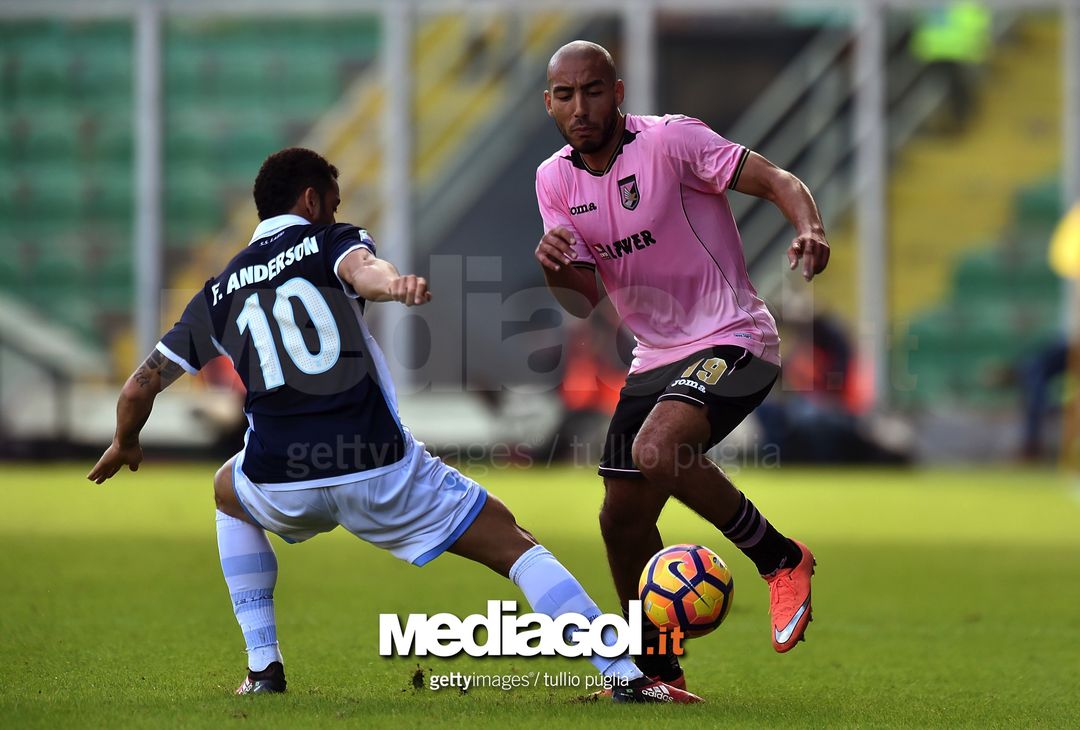  PALERMO, ITALY - NOVEMBER 27:  Felipe Anderson (L) of Lazio and Haitam Aleesami of Palermo compete for the ball during the Serie A match betweenUS Citta di Palermo and SS Lazio at Stadio Renzo Barbera on November 27, 2016 in Palermo, Italy.  (Photo by Tullio M. Puglia/Getty Images) 