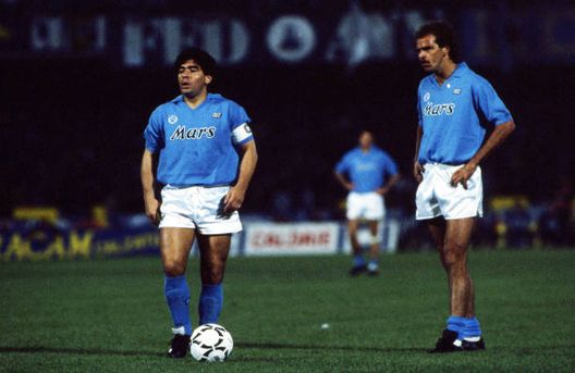 Diego Armando Maradona and Alemao of Napoli during the UEFA Cup Final match between SSC Napoli and VfB Stuttgart at San Paolo Stadium, Napoli, Italy on May 3rd 1989 ( Photo by Serge Philippot / Onze / Icon Sport via Getty Images ) Addio allo storico massaggiatore Andrea Di Meo: il cordoglio della SSC Napoli- immagine 2