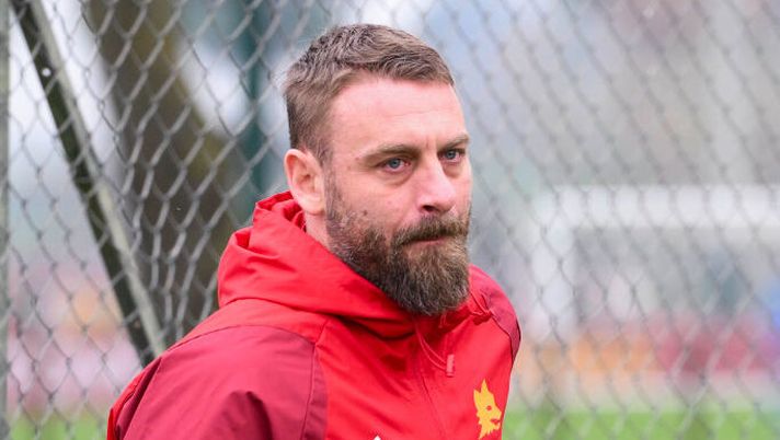 Trigoria, De Rossi osserva la Primavera. Sugli spalti anche Huijsen e altri giocatori - immagine 1