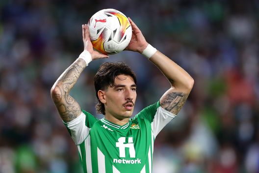 SEVILLE, SPAIN - SEPTEMBER 26: Hector Bellerin of Real Betis prepares to take a throw in during the LaLiga Santander match between Real Betis and Getafe CF at Estadio Benito Villamarin on September 26, 2021 in Seville, Spain. (Photo by Fran Santiago/Getty Images) Bellerin, secco no alla Fiorentina: il suo futuro sarà in Spagna- immagine 2