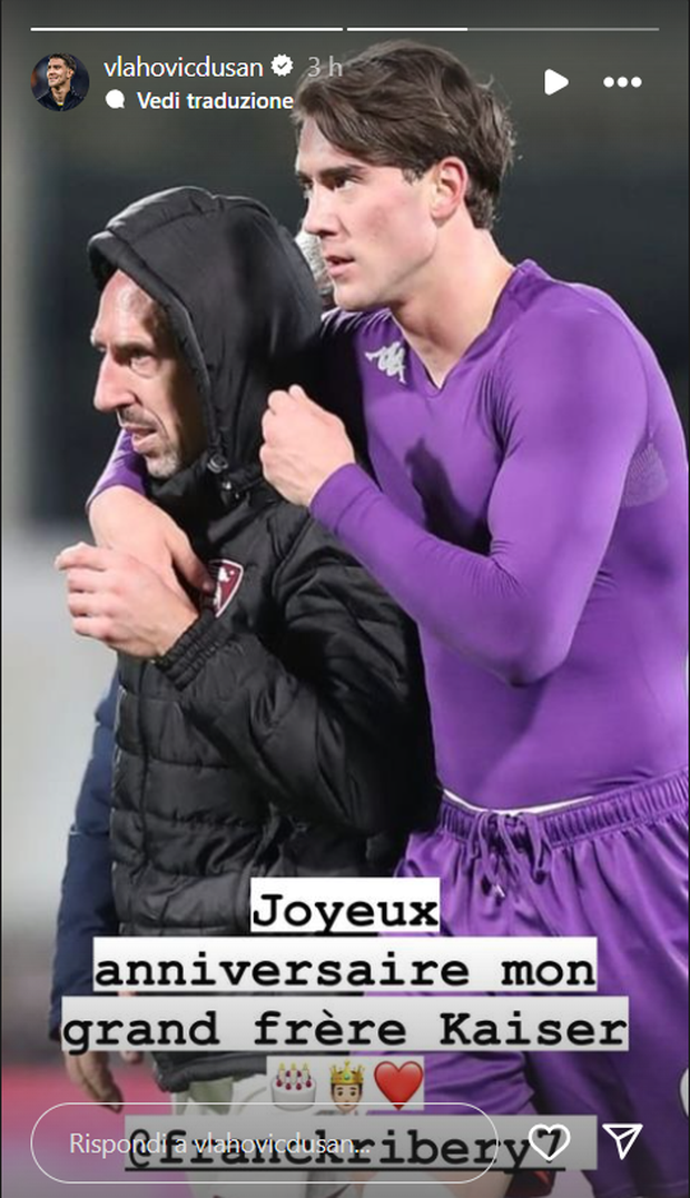 Vlahovic aspetta la Fiorentina e posta una foto in maglia viola: il motivo- immagine 2