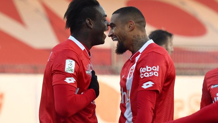 Mario Balotelli e Kevin Prince Boateng con la maglia del Monza (Monza Twitter) Mario Balotelli e Kevin Prince Boateng con la maglia del Monza (Monza Twitter)