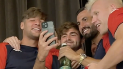 Genoa, la squadra canta Ramazzotti ma l’esecuzione merita lancio pomodori
