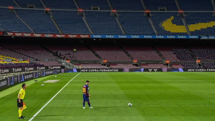 BARCELONA, SPAIN - JUNE 30: Lionel Messi of FC Barcelona takes a takes a free-kick during the Liga match between FC Barcelona and Club Atletico de Madrid at Camp Nou on June 30, 2020 in Barcelona, Spain. (Photo by David Ramos/Getty Images) BARCELONA, SPAIN - JUNE 30: Lionel Messi of FC Barcelona takes a takes a free-kick during the Liga match between FC Barcelona and Club Atletico de Madrid at Camp Nou on June 30, 2020 in Barcelona, Spain. (Photo by David Ramos/Getty Images)