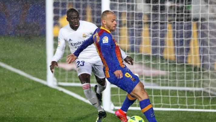 MADRID, SPAIN - APRIL 10: Martin Braithwaite of FC Barcelona is challenged by Ferland Mendy of Real Madrid during the La Liga Santander match between Real Madrid and FC Barcelona at Estadio Alfredo Di Stefano on April 10, 2021 in Madrid, Spain. Sporting stadiums around Spain remain under strict restrictions due to the Coronavirus Pandemic as Government social distancing laws prohibit fans inside venues resulting in games being played behind closed doors. (Photo by Angel Martinez/Getty Images) MADRID, SPAIN - APRIL 10: Martin Braithwaite of FC Barcelona is challenged by Ferland Mendy of Real Madrid during the La Liga Santander match between Real Madrid and FC Barcelona at Estadio Alfredo Di Stefano on April 10, 2021 in Madrid, Spain. Sporting stadiums around Spain remain under strict restrictions due to the Coronavirus Pandemic as Government social distancing laws prohibit fans inside venues resulting in games being played behind closed doors. (Photo by Angel Martinez/Getty Images)