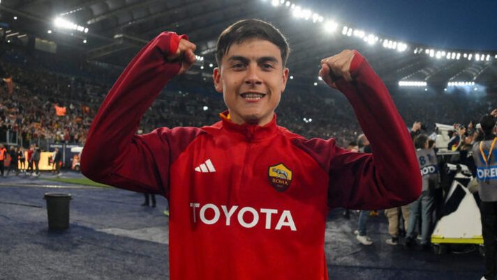 ROME, ITALY - APRIL 06: AS Roma player Paulo Dybala celebrates the victory after the Serie A TIM match between AS Roma and SS Lazio - Serie A TIM at Stadio Olimpico on April 06, 2024 in Rome, Italy. (Photo by Fabio Rossi/AS Roma via Getty Images) Dybala: “Sto benissimo, De Rossi può raggiungere Mou e Allegri. Sul mio futuro…” - immagine 1