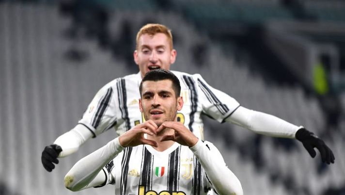 TURIN, ITALY - JANUARY 13: Alvaro Morata of Juventus F.C. is congratulated by teammate Dejan Kulusevski as he celebrates after scoring their team's second goal during the Coppa Italia match between Juventus and Genoa CFC at Allianz Stadium on January 13, 2021 in Turin, Italy. Sporting stadiums around Italy remain under strict restrictions due to the Coronavirus Pandemic as Government social distancing laws prohibit fans inside venues resulting in games being played behind closed doors. (Photo by Valerio Pennicino/Getty Images) Morata, il Barça si tira indietro e l’addio è da valutare. Sky: “Da tenere d’occhio Kulusevski” - immagine 1