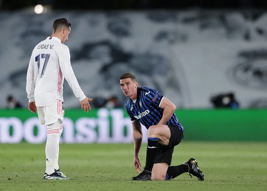 MADRID, SPAIN - MARCH 16: Robin Gosens of Atalanta B.C. looks to be injured as he is checked by Lucas Vazquez of Real Madrid during the UEFA Champions League Round of 16 match between Real Madrid and Atalanta at Estadio Alfredo Di Stefano on March 16, 2021 in Madrid, Spain. Sporting stadiums around Spain remain under strict restrictions due to the Coronavirus Pandemic as Government social distancing laws prohibit fans inside venues resulting in games being played behind closed doors. (Photo by Gonzalo Arroyo Moreno/Getty Images) MADRID, SPAIN - MARCH 16: Robin Gosens of Atalanta B.C. looks to be injured as he is checked by Lucas Vazquez of Real Madrid during the UEFA Champions League Round of 16 match between Real Madrid and Atalanta at Estadio Alfredo Di Stefano on March 16, 2021 in Madrid, Spain. Sporting stadiums around Spain remain under strict restrictions due to the Coronavirus Pandemic as Government social distancing laws prohibit fans inside venues resulting in games being played behind closed doors. (Photo by Gonzalo Arroyo Moreno/Getty Images)
