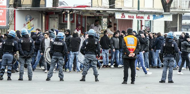 Tifosi parmensi a Cremona nella foto Sessa Tifosi parmensi a Cremona nella foto Sessa