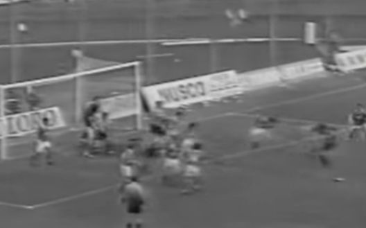 L'immagine in bianco e nero del gol del portiere in Avellino-Juve Stabia 2.-2 del 1998 L'immagine in bianco e nero del gol del portiere in Avellino-Juve Stabia 2.-2 del 1998