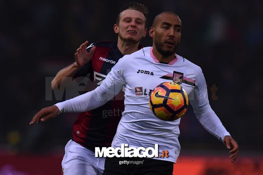 BOLOGNA, ITALY - NOVEMBER 20: Haitam Aleesami (R), of Palermo, holds off the challenge from Ladislav Krejci, of Bologna, in action during the Serie A match between Bologna FC and US Citta di Palermo at Stadio Renato Dall'Ara on November 20, 2016 in Bologna, Italy.  (Photo by Tullio M. Puglia/Getty Images) 