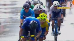 VIDEO / Pazzesco alla Vuelta colombiana: vince e travolge la moglie al traguardo