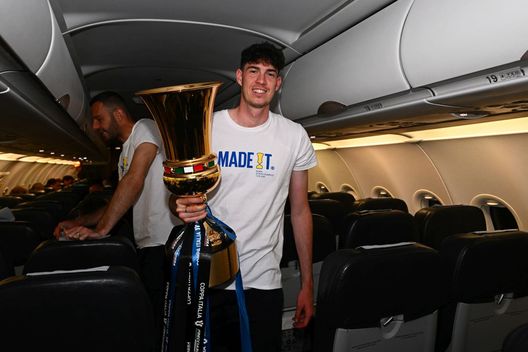 Getty Images Alessandro Bastoni con la Coppa Italia