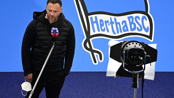 BERLIN, GERMANY - APRIL 10: Pal Dardai, Head Coach of Hertha Berlin is interviewed prior to the Bundesliga match between Hertha BSC and Borussia Moenchengladbach at Olympiastadion on April 10, 2021 in Berlin, Germany. Sporting stadiums around Germany remain under strict restrictions due to the Coronavirus Pandemic as Government social distancing laws prohibit fans inside venues resulting in games being played behind closed doors. (Photo by Tobias Schwarz - Pool/Getty Images) BERLIN, GERMANY - APRIL 10: Pal Dardai, Head Coach of Hertha Berlin is interviewed prior to the Bundesliga match between Hertha BSC and Borussia Moenchengladbach at Olympiastadion on April 10, 2021 in Berlin, Germany. Sporting stadiums around Germany remain under strict restrictions due to the Coronavirus Pandemic as Government social distancing laws prohibit fans inside venues resulting in games being played behind closed doors. (Photo by Tobias Schwarz - Pool/Getty Images)