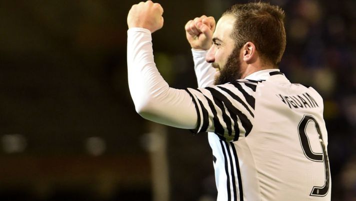 Juventus' forward from Argentina Gonzalo Higuain celebrates after scoring a goal during the Italian Serie A football match between Cagliari and Juventus at Sant'Elia Stadium in Cagliari on February 12, 2017. / AFP / GIUSEPPE CACACE (Photo credit should read GIUSEPPE CACACE/AFP/Getty Images) Juve, la probabile formazione: Higuain e Dybala, la decisione! Alex Sandro, Bonucci, Khedira… - immagine 1