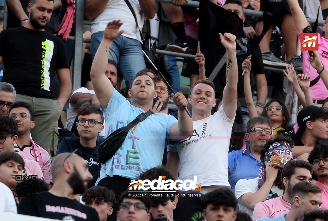 Fototifo, i tifosi allo stadio per Palermo-Feralpisaló 1-0 (gallery) - immagine 139